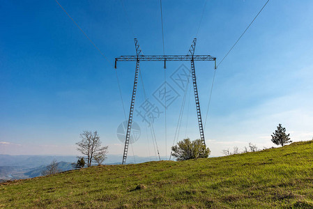 电力传输高压电源有山的电线图片