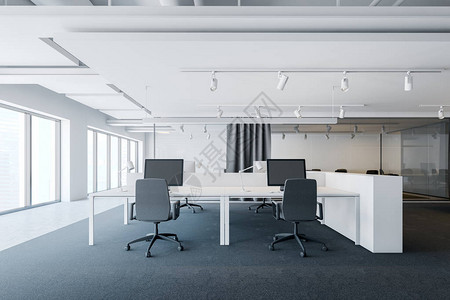现代开放空间办公室内部有白色墙壁全景窗地板毯和配椅子的大型计算机桌图片