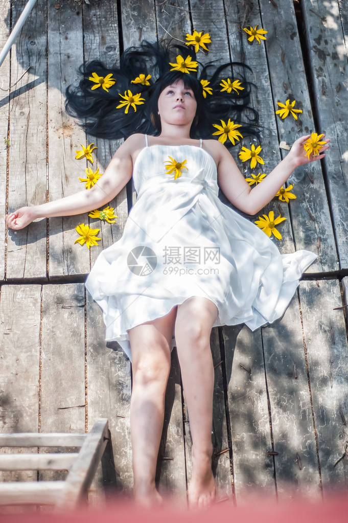 爱丽丝漫游仙境梦花丛中的黑发少女高出地面图片