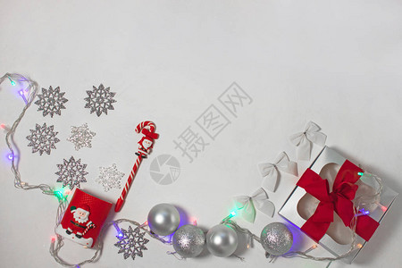 红色和银色装饰的圣诞组合图片