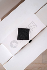 白色和黑色几何形态的时装美容产品包装长箱图片