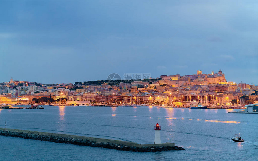 夏季在意大利南撒丁岛卡利亚里地中海的老城和撒丁岛港口的城市景观查看与游艇和小船图片
