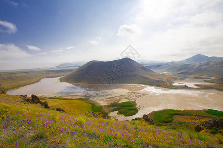 火山湖科尼亚火山梅克湖的日落图片