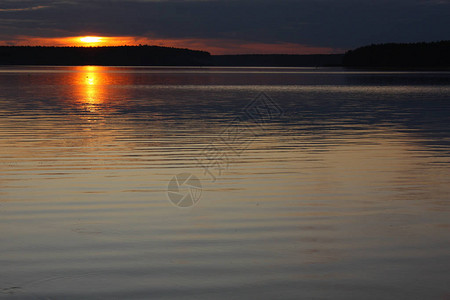 清晨秋夜在河面的景色下坡太阳图片