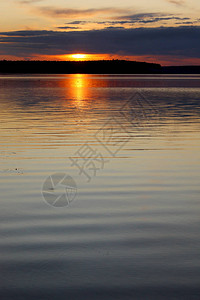 清晨秋夜在河面的景色下坡太阳图片