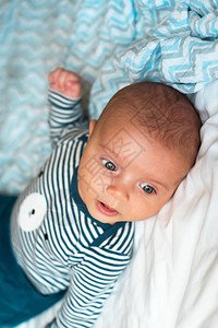 婴儿4个月的衣服躺在床上一个可爱的婴图片