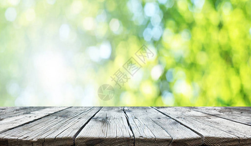 空的旧木桌背景图片