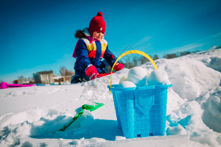 小女孩在冬天的大自然里打雪仗图片