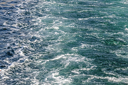 绿松石色的大海和波浪图片