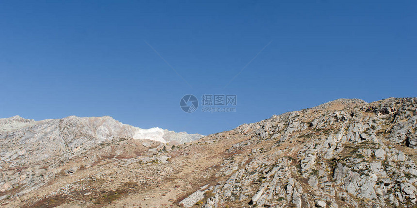 与蓝天的山风景复制山脉地平线上方的空间在峰谷和悬崖的范围内地球的天然地板全景画布背景设计元素印图片