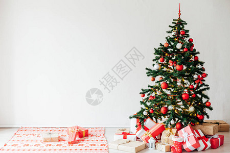 新年假期用红色装饰礼物的圣诞树图片