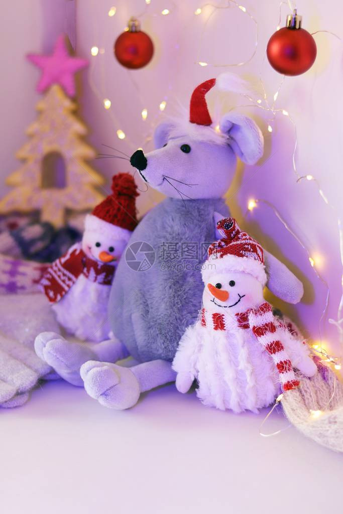 戴着圣诞帽的玩具鼠和几个有趣的玩具雪人图片