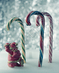 不同颜色的圣诞糖果美丽的背景和圣图片