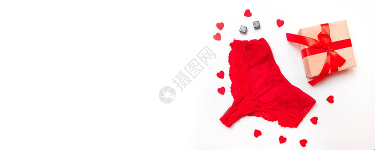装饰着红丝领弓和白色背景的红带内裤衣图片
