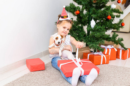 孩子打开圣诞礼物孩子在圣诞下拿着礼品盒图片