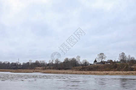 河川的景象在乡下城市附近流淌冬天12月有树图片