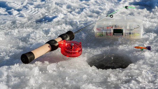 冬季钓鱼用的钓具图片