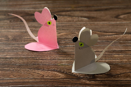 贺卡与鼠标心祝贺在桌子上儿童艺术项目工艺品儿童工艺图片