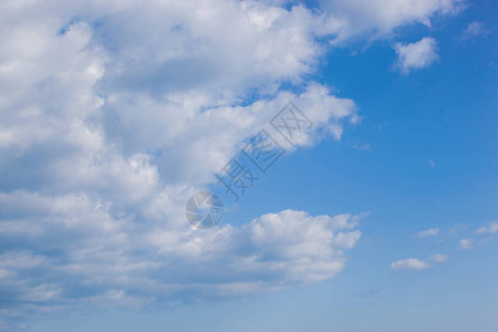 蓝天白云低视角图片