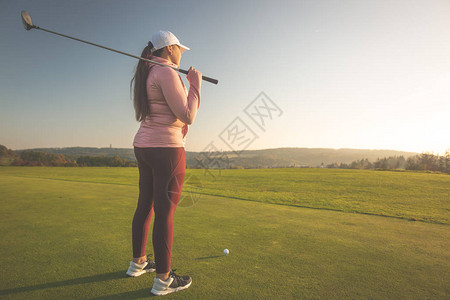 高尔夫球场上的职业女子高尔夫球手准图片