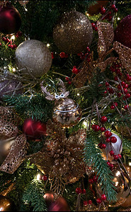圣诞树上装饰精美的圣诞装饰品的特写图片