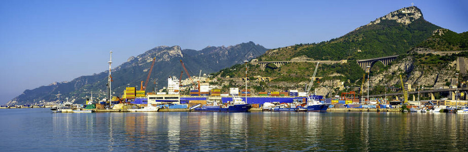 集装箱货船和货机的物流运输与日出时在船厂工作的起重机桥物流进出口和图片