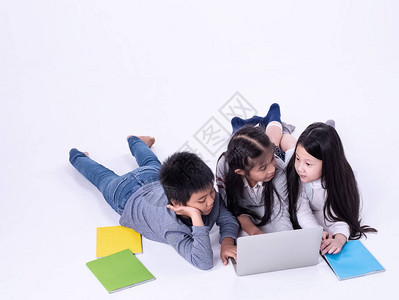 一群儿童阅读书图片