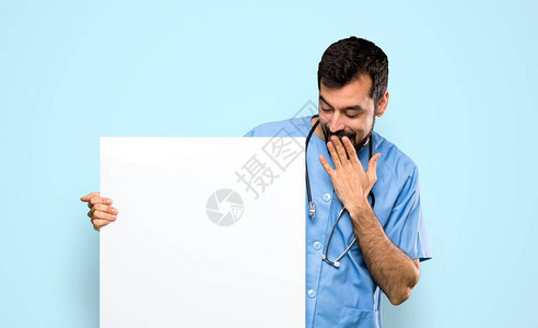 外科医生男子在孤立的蓝色背景图片