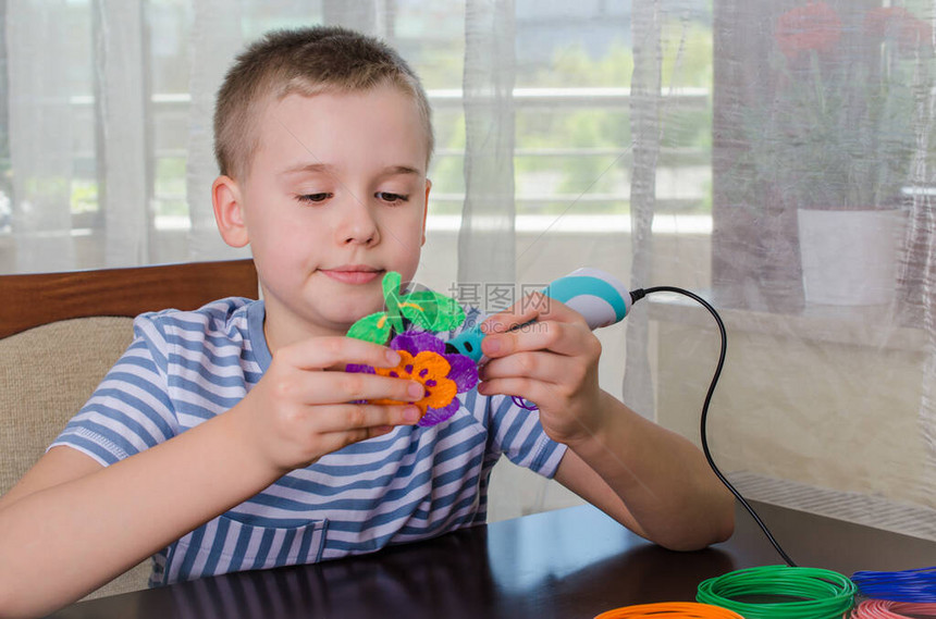 男孩用3D笔快乐的孩子用彩色ABS塑料做花朵在家里有创意的爱好技术休图片