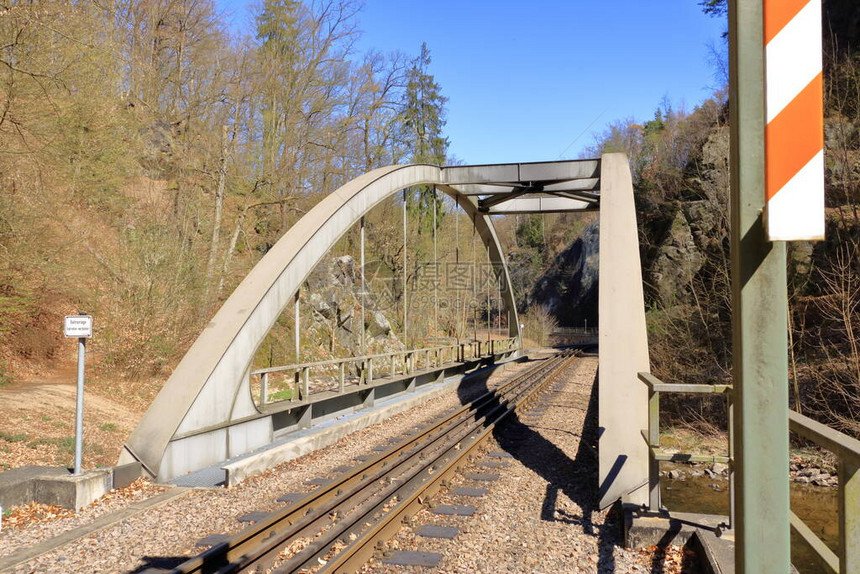 一座小的老生锈的钢火车栈桥图片