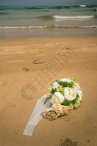 海上婚礼贝壳中的婚礼花束和戒指图片