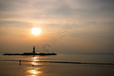 泰国攀牙府考拉克海滩的小灯塔映衬热带海洋日落和平滑水的图像图片