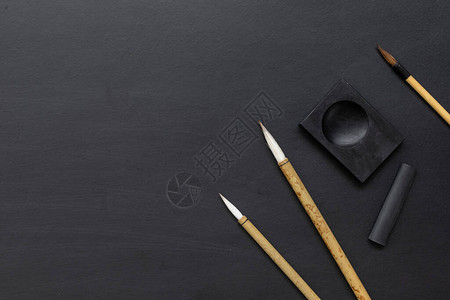 黑桌上的日本传统写笔刷顶部背景图片