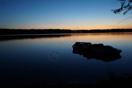 日落时有船的湖景如画图片