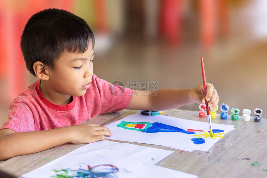 选择焦点5岁男孩的肖像图亚洲学生在房间的纸上绘画和绘画颜色在家学习社交距离孩图片