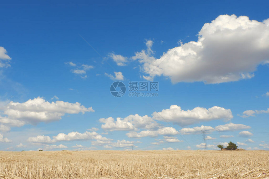 风云横天云层积聚在干草上背景的季图片