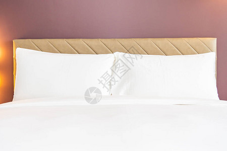 白色舒适的枕头和床铺毯子图片