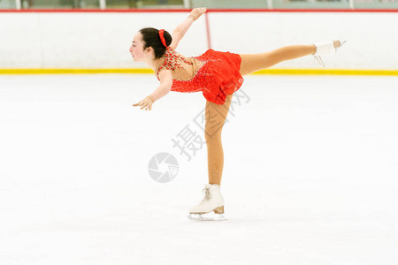 十几岁的女孩在室内溜冰场上练习花样滑冰图片