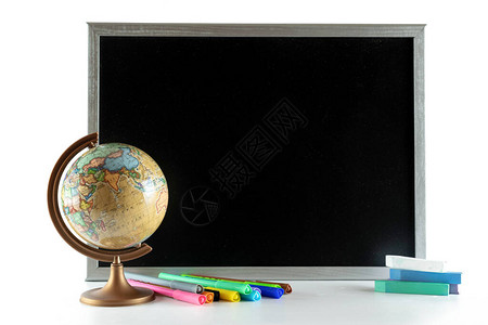 黑板背景教育配件与彩色铅笔粉笔黑暗学校黑板上的仪设计图片