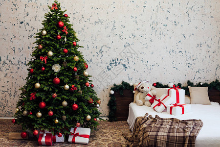卧室内有绿色圣诞树床和红礼的绿圣诞树床背景图片