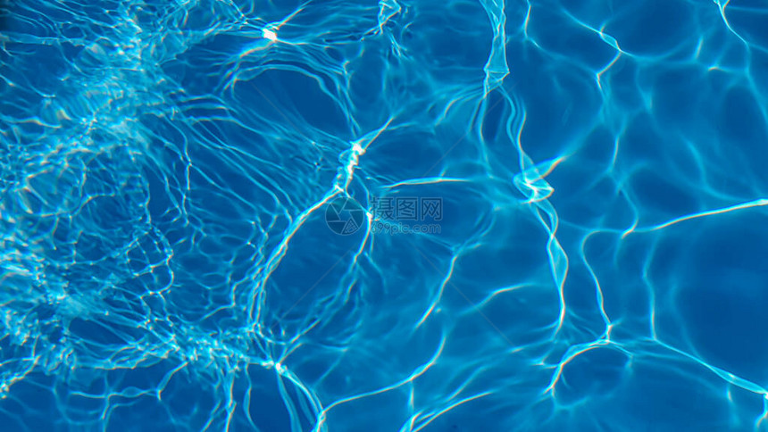 池中的水是蓝色的图片