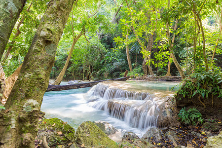 在泰国美丽的热带瀑布四面佛瀑布附图片