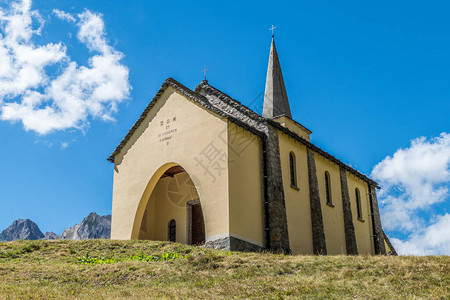 美丽的小天主教堂在佛法扎谷山上图片