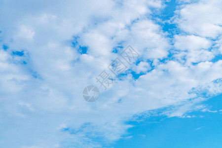 美丽的蓝天与多云彩色天空清澈自然图片
