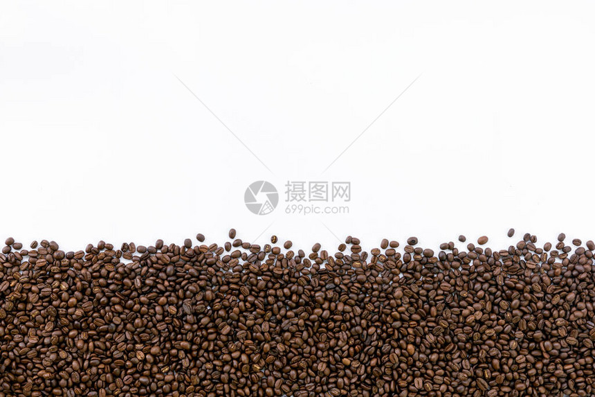 白桌背景的咖啡豆顶视图片