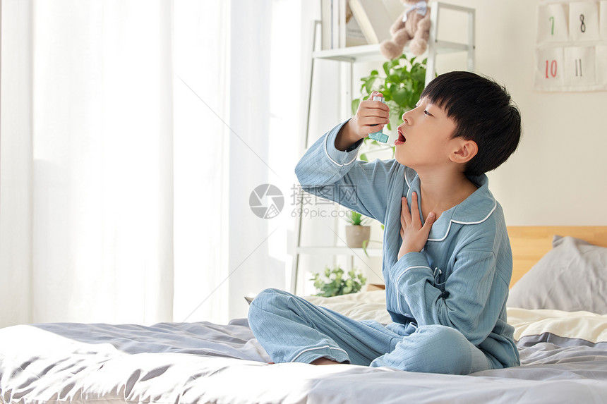 居家儿童使用哮喘喷雾图片