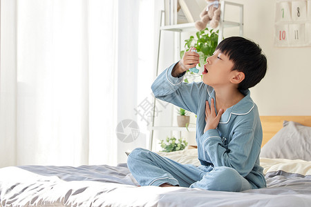居家儿童使用哮喘喷雾高清图片