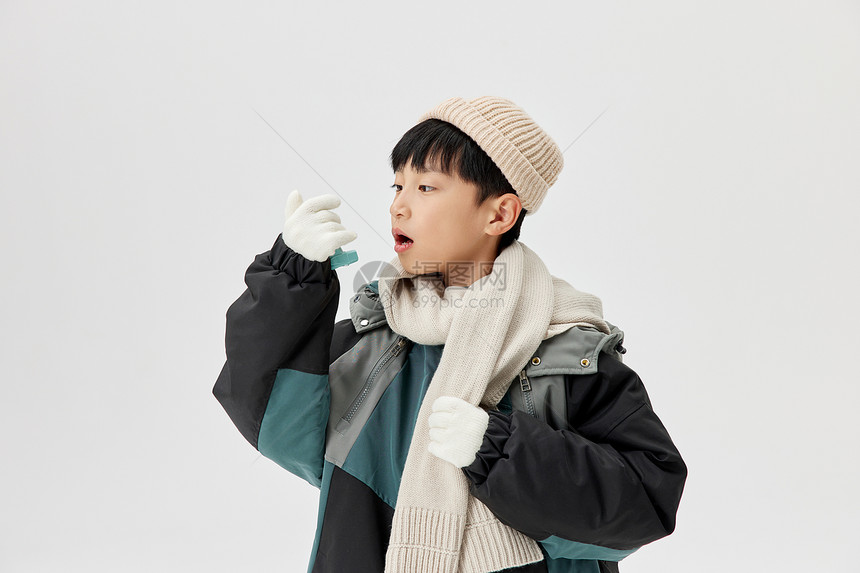 穿羽绒服的儿童使用哮喘喷雾图片