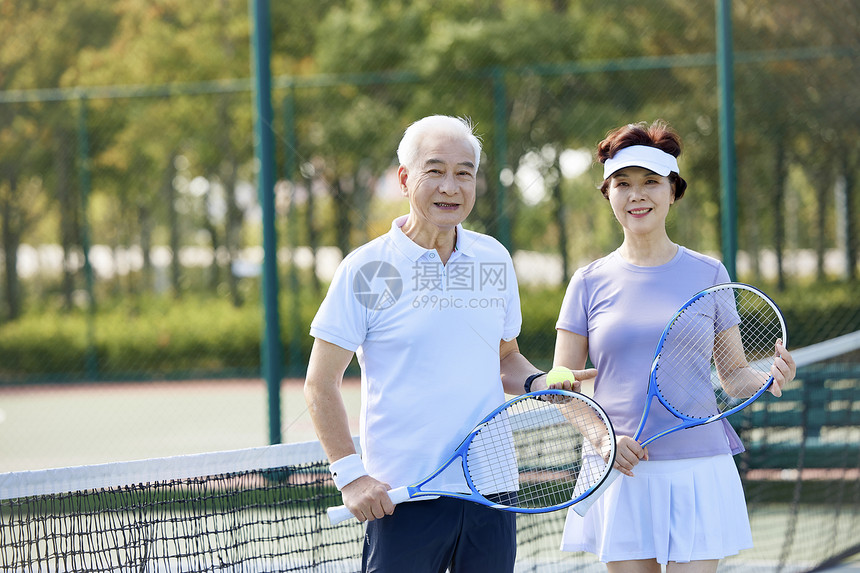 球场上的中老年人网球运动图片