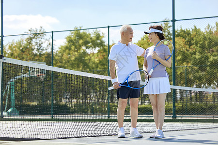 老年夫妻在网球场交流沟通图片